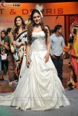 Isha Koppikar and Aarti Chabbria walk the ramp for Bharat n Dorris on day 2 - inditop.com 17