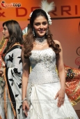 Isha Koppikar and Aarti Chabbria walk the ramp for Bharat n Dorris on day 2 - inditop.com 18