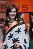 Isha Koppikar and Aarti Chabbria walk the ramp for Bharat n Dorris on day 2 - inditop.com 22