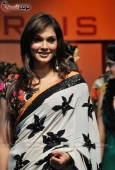 Isha Koppikar and Aarti Chabbria walk the ramp for Bharat n Dorris on day 2 - inditop.com 23