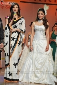 Isha Koppikar and Aarti Chabbria walk the ramp for Bharat n Dorris on day 2 - inditop.com 7