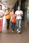 Kareena Kapoor and saif arrive back in Mumbai From IIFA - inditop.com