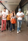 Kareena Kapoor and saif arrive back in Mumbai From IIFA - inditop.com2