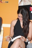 Kareena Kapoor at the 3 Idiots script book launch - inditop.com17