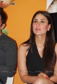 Kareena Kapoor at the 3 Idiots script book launch - inditop.com19