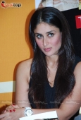 Kareena Kapoor at the 3 Idiots script book launch - inditop.com25