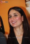 Kareena Kapoor at the 3 Idiots script book launch - inditop.com39