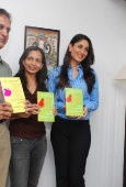 Kareena Kapoor launches the Marathi version of Rutuja Diwekar book Dont Lose Your Mind, Lose Your Weight - inditop.com   10