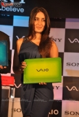 Kareena Kapoor unveils latest Sony Viao series Laptop - inditop.com10