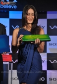 Kareena Kapoor unveils latest Sony Viao series Laptop - inditop.com12