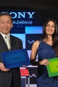 Kareena Kapoor unveils latest Sony Viao series Laptop - inditop.com13