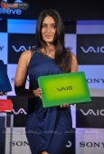 Kareena Kapoor unveils latest Sony Viao series Laptop - inditop.com14