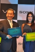 Kareena Kapoor unveils latest Sony Viao series Laptop - inditop.com3