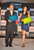 Kareena Kapoor unveils latest Sony Viao series Laptop - inditop.com5