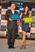 Kareena Kapoor unveils latest Sony Viao series Laptop - inditop.com8