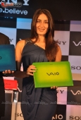 Kareena Kapoor unveils latest Sony Viao series Laptop - inditop.com9