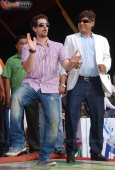 Neil, Jackie, Rajesh Khanna, Sunil and Jeetendra dancing at Ram Kadams dahi handi - inditop.com23