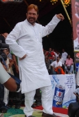 Neil, Jackie, Rajesh Khanna, Sunil and Jeetendra dancing at Ram Kadams dahi handi - inditop.com6