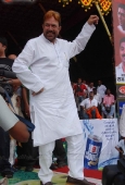 Neil, Jackie, Rajesh Khanna, Sunil and Jeetendra dancing at Ram Kadams dahi handi - inditop.com7