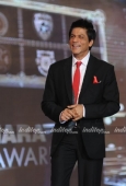 Priyanka Chopra and Shah Rukh Khan at Mega Movie Awards - inditop.com8