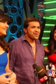 Radio team with Hot Shenaz Treasurywala & Roshni Chopra on the sets of Comedy Circus inditop.com  