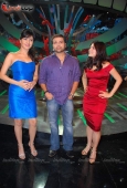 Radio team with Hot Shenaz Treasurywala & Roshni Chopra on the sets of Comedy Circus inditop.com  8