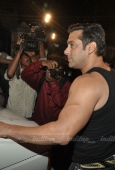 Salman Khan & Zarine at Aamir Khan Bollywood bash for Gustavo Santaolalla - inditop.com1