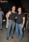 Salman Khan & Zarine at Aamir Khan Bollywood bash for Gustavo Santaolalla - inditop.com13