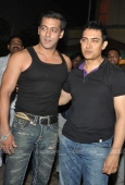 Salman Khan & Zarine at Aamir Khan Bollywood bash for Gustavo Santaolalla - inditop.com14