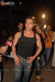 Salman Khan & Zarine at Aamir Khan Bollywood bash for Gustavo Santaolalla - inditop.com19