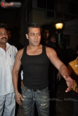 Salman Khan & Zarine at Aamir Khan Bollywood bash for Gustavo Santaolalla - inditop.com3