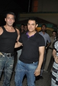 Salman Khan & Zarine at Aamir Khan Bollywood bash for Gustavo Santaolalla - inditop.com9