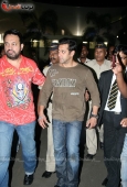 Salman Khan back in Mumbai From IIFA - inditop.com11