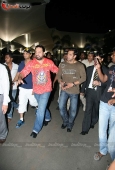 Salman Khan back in Mumbai From IIFA - inditop.com12