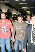 Salman Khan back in Mumbai From IIFA - inditop.com2