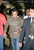 Salman Khan back in Mumbai From IIFA - inditop.com3