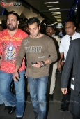 Salman Khan back in Mumbai From IIFA - inditop.com4