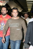 Salman Khan back in Mumbai From IIFA - inditop.com6