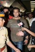 Salman Khan back in Mumbai From IIFA - inditop.com7