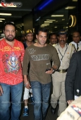 Salman Khan back in Mumbai From IIFA - inditop.com8