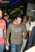 Salman Khan back in Mumbai From IIFA - inditop.com9