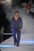 Salman Khan, Lara Dutta and Darsheel walk the ramp for Guru brand 2