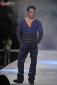 Salman Khan, Lara Dutta and Darsheel walk the ramp for Guru brand 4