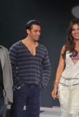 Salman Khan, Lara Dutta and Darsheel walk the ramp for Guru brand 6