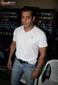 Salman khan on location of Sa Re Ga Ma - inditop.com1