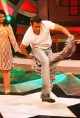 Salman khan on location of Sa Re Ga Ma - inditop.com15