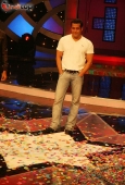 Salman khan on location of Sa Re Ga Ma - inditop.com18