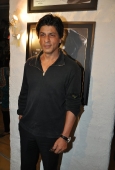 Shahrukh Khan and Arjun rampal at Daboo Ratnani calendar launch at Olive - inditop.com 15