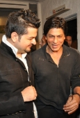 Shahrukh Khan and Arjun rampal at Daboo Ratnani calendar launch at Olive - inditop.com 6