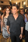 Shahrukh Khan and Arjun rampal at Daboo Ratnani calendar launch at Olive - inditop.com 8